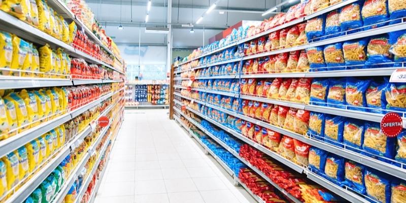 illustrasi supermarket menggunakan strategi pemasaran produk 4p dan 7p