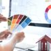 illustrasi orang sedang memilih warna untuk brand usaha